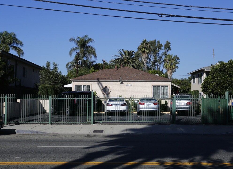 6251-6255 Kester Ave in Van Nuys, CA - Building Photo