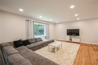 235 Douglas Rd in Chappaqua, NY - Building Photo - Building Photo