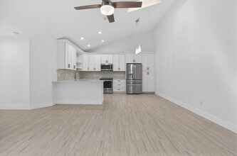 5230 Woodruff Ln in Palm Beach Gardens, FL - Building Photo - Building Photo