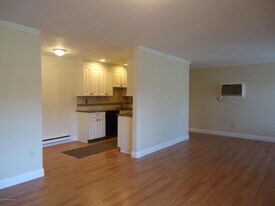 142 Cross Slope Ct in Englishtown, NJ - Building Photo