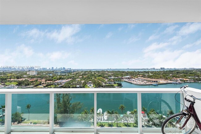 5001 Collins Ave in Miami Beach, FL - Building Photo - Building Photo