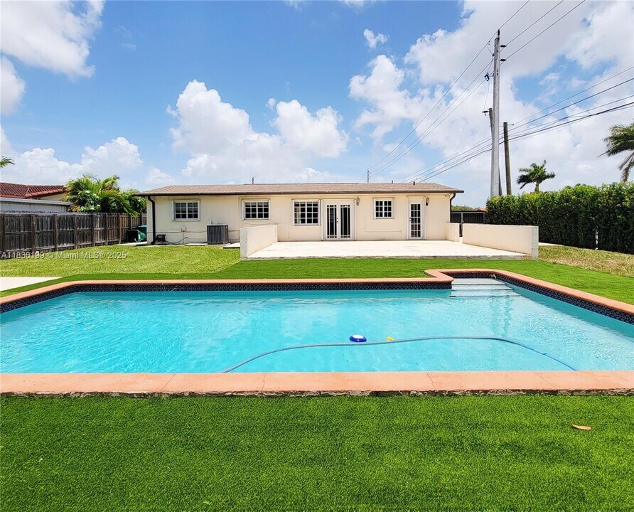 10700 SW 63rd St in Miami, FL - Foto de edificio