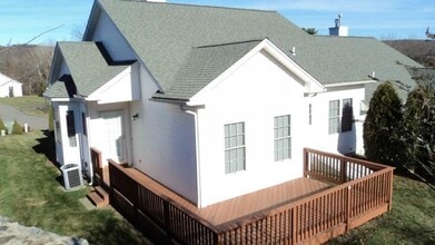 5 Pondview Cir in Beacon Falls, CT - Building Photo - Building Photo