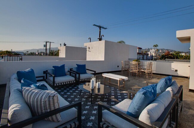 1260 N Las Palmas Ave, Unit 10 in Los Angeles, CA - Building Photo - Building Photo