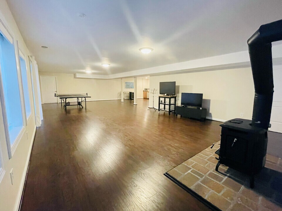 2216 Laurel Ridge Rd in Vienna, VA - Building Photo