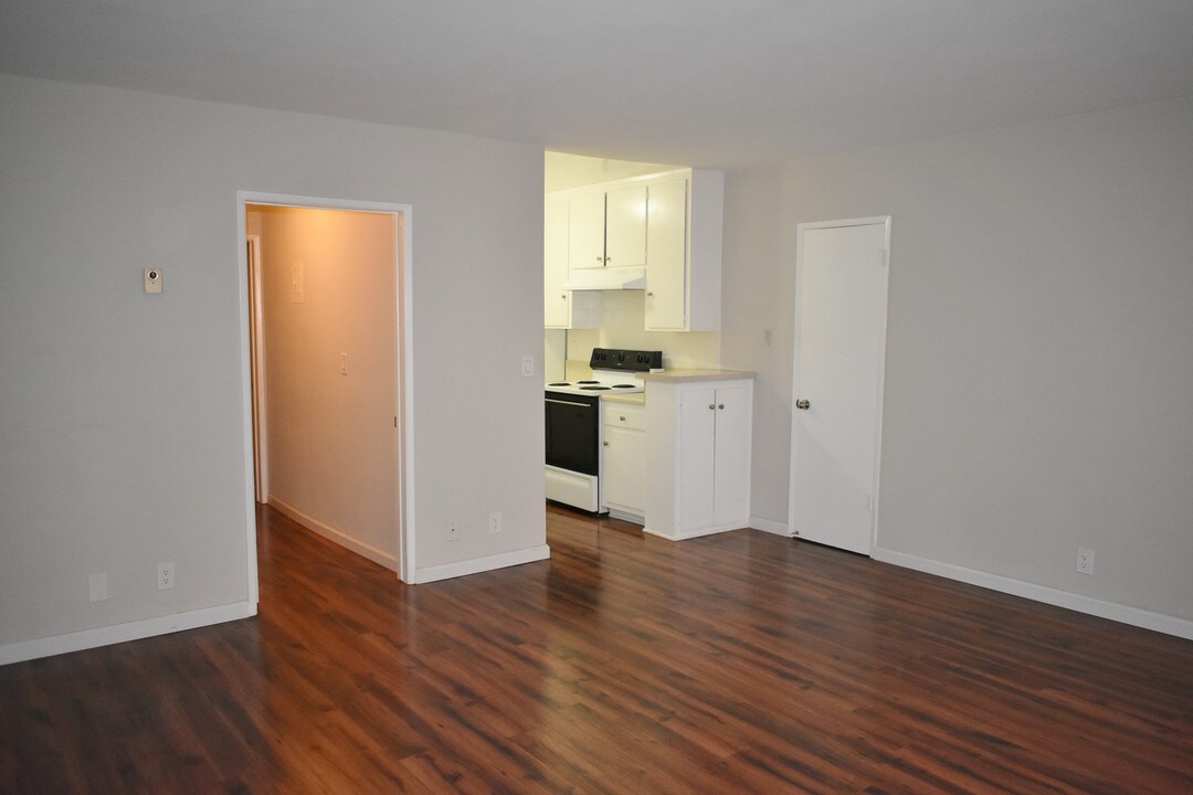 11920 Montana Ave in Los Angeles, CA - Building Photo