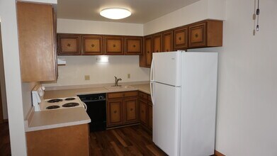 Hartwell Place Apartments in Waukesha, WI - Foto de edificio - Building Photo