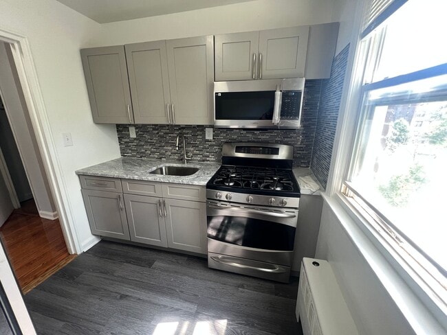 151 South Munn Ave in East Orange, NJ - Building Photo - Interior Photo