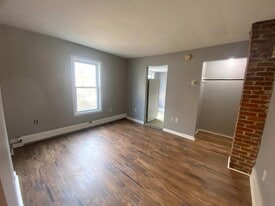 184 S Main St in Newport, NH - Building Photo