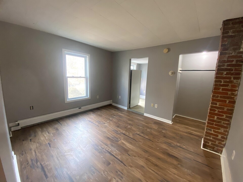 184 S Main St-Unit -C in Newport, NH - Building Photo