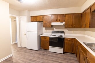 2201 Hartsfield Rd in Tallahassee, FL - Foto de edificio - Building Photo