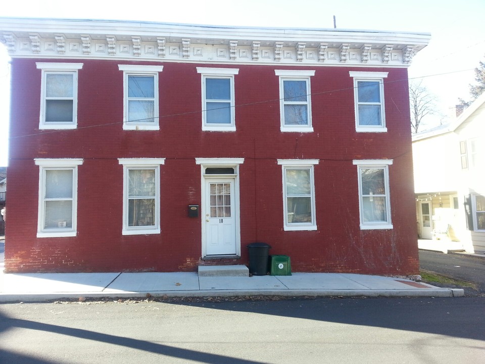 200 W Locust St in Mechanicsburg, PA - Building Photo