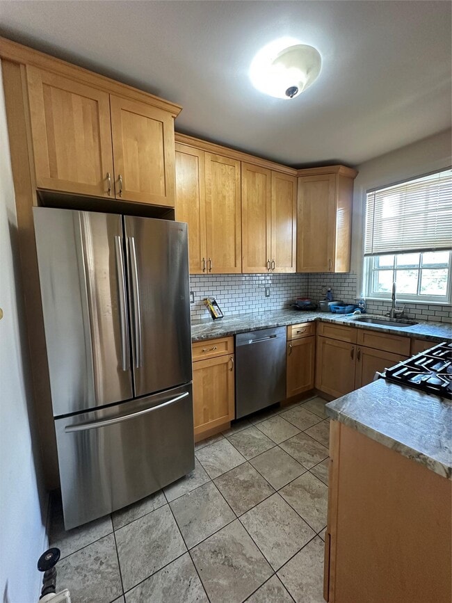 281 E 241st St in Bronx, NY - Building Photo - Building Photo