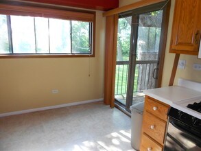 37 Creekside Cir in Elgin, IL - Building Photo - Building Photo