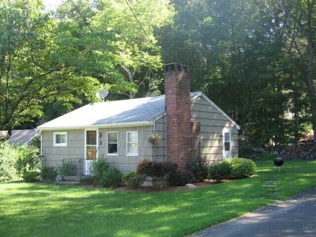 3 Conrad Rd in Brookfield, CT - Building Photo