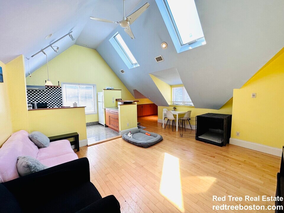 22R Brooks St in Boston, MA - Building Photo