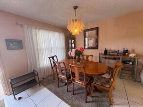 202 Greenbrier C, Unit 2020 in West Palm Beach, FL - Foto de edificio - Building Photo