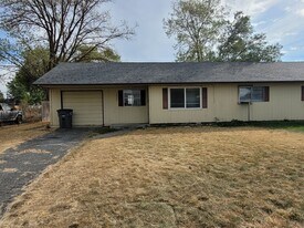 1222-1224 Vandenburg Ave in Moses Lake, WA - Building Photo