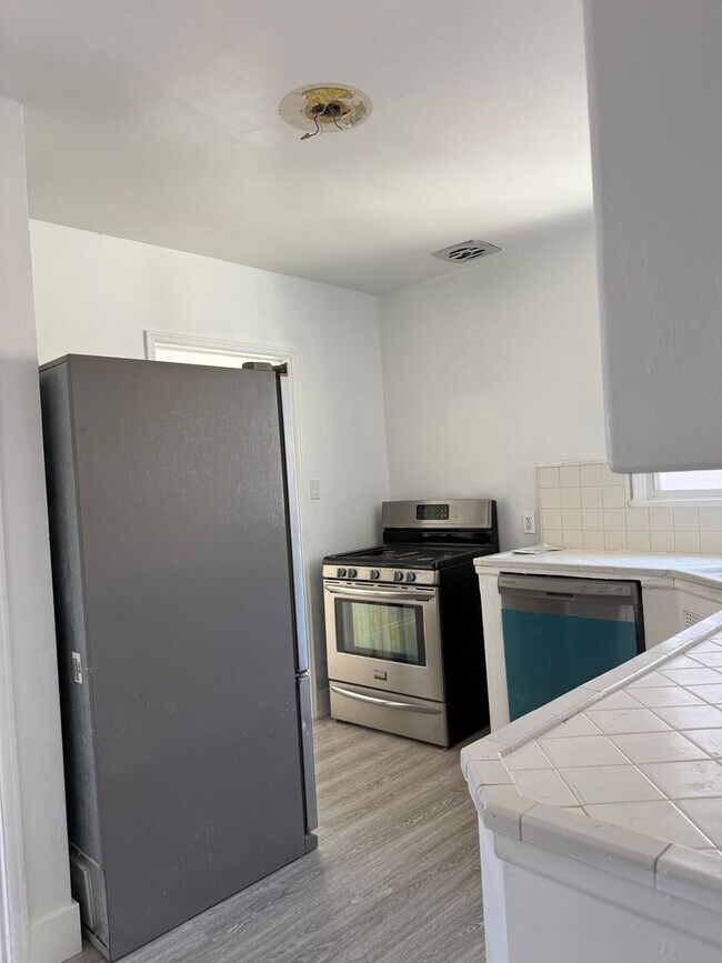 7035 Stansbury Ave in Los Angeles, CA - Building Photo - Building Photo