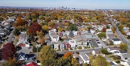 Swiss Village in Louisville, KY - Foto de edificio - Building Photo