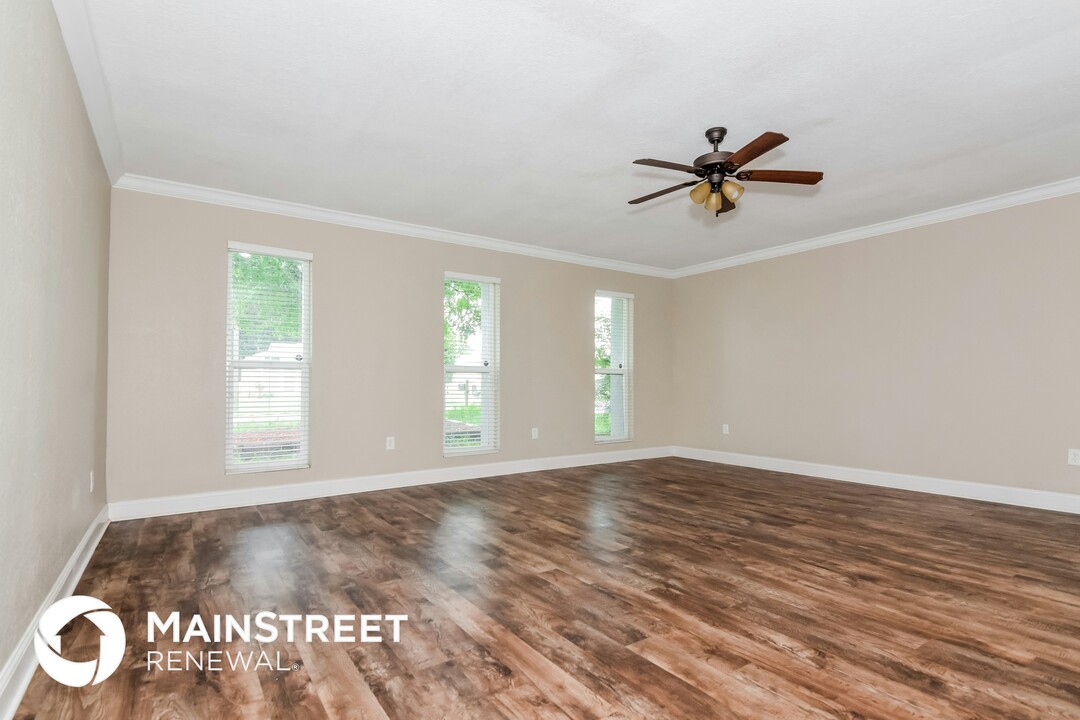 1602 Cromwell Dr in Tarpon Springs, FL - Building Photo