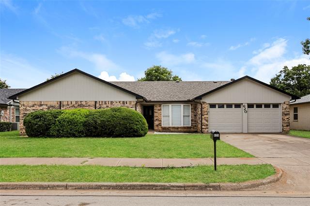 620 Huntwich Dr in Bedford, TX - Foto de edificio
