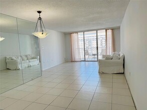18071 Biscayne Blvd, Unit 1802 in Aventura, FL - Building Photo - Building Photo