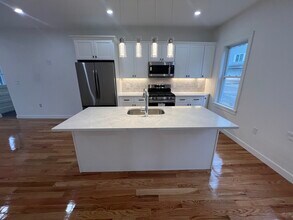 82 Albertina St, Unit 1 in Quincy, MA - Foto de edificio - Building Photo