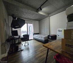 58-60 Elm Street Unit 504 in Newark, NJ - Building Photo - Building Photo