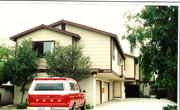 1115 W Broadway in Anaheim, CA - Building Photo