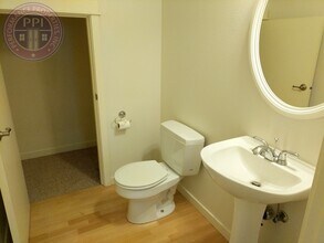 4526 N Newark St in Portland, OR - Building Photo - Building Photo