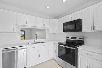 350 E Club Cir in Boca Raton, FL - Building Photo - Building Photo