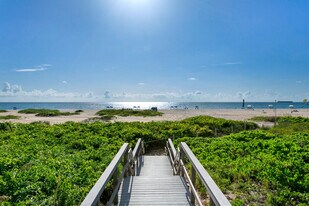 2700 N Ocean Dr in Riviera Beach, FL - Building Photo