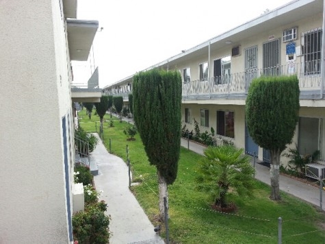 Laurel Village Apartments in North Hollywood, CA - Foto de edificio - Building Photo