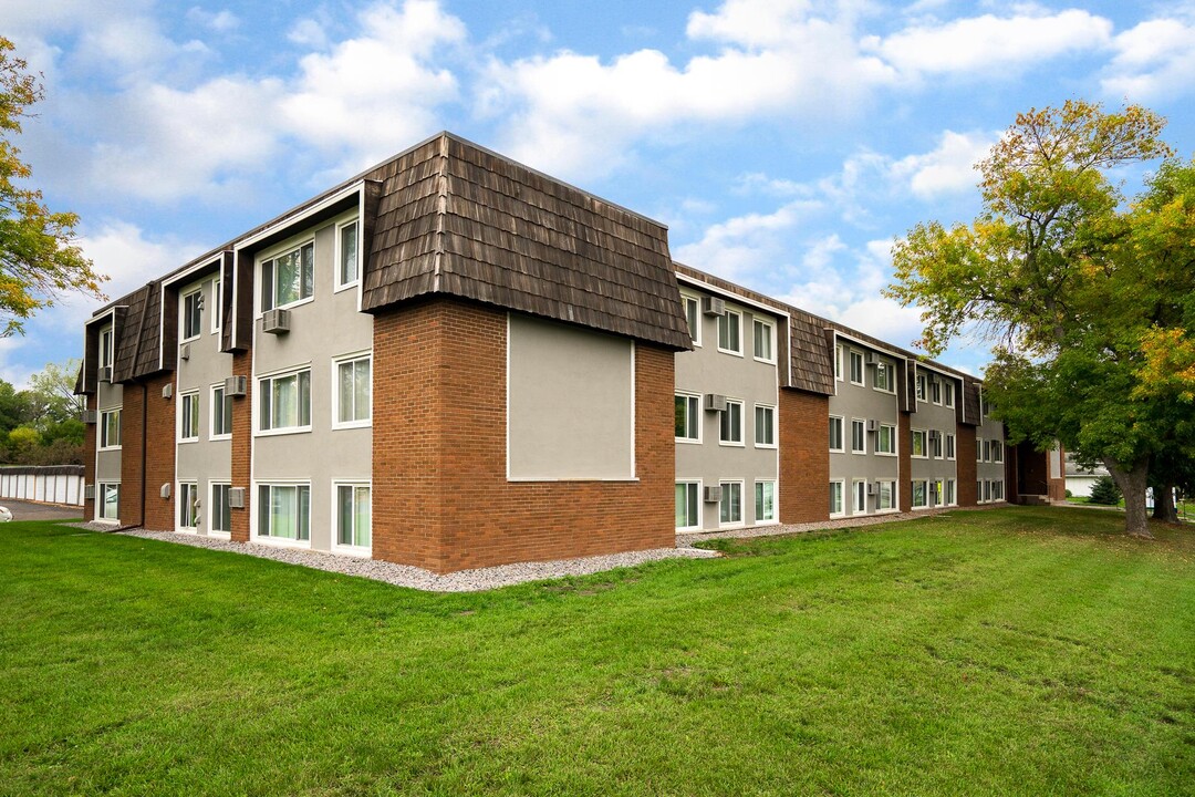 Pike Lake Apartments in New Brighton, MN - Foto de edificio