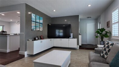 4081 Lake Dr in Coconut Creek, FL - Building Photo - Building Photo