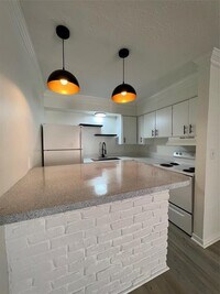 4910 Saxon Dr photo'