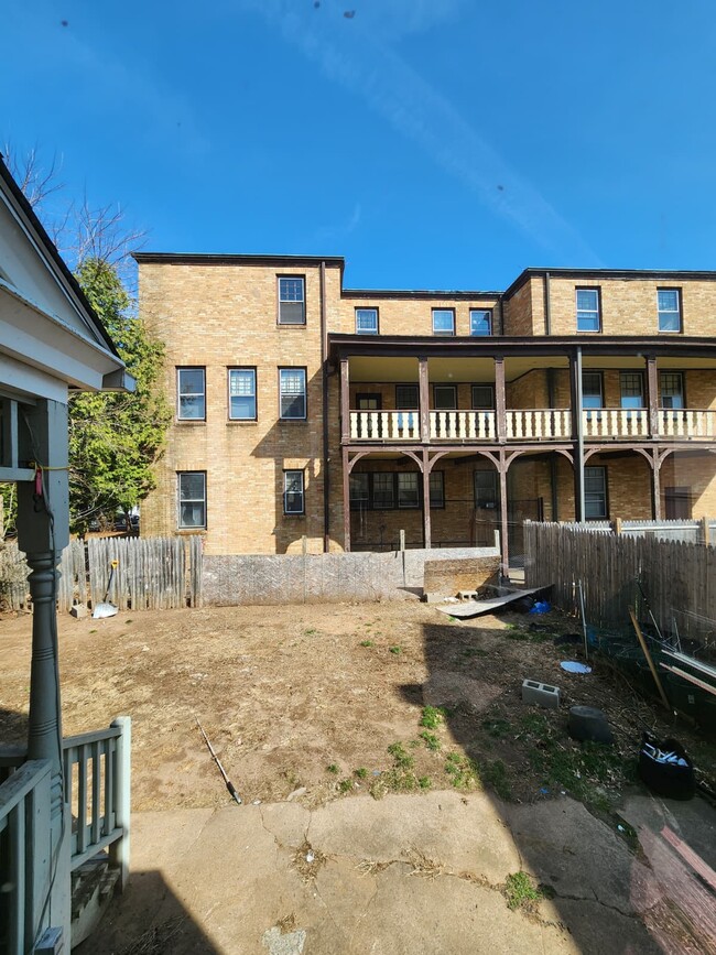 21 Pond St in New Haven, CT - Foto de edificio - Building Photo