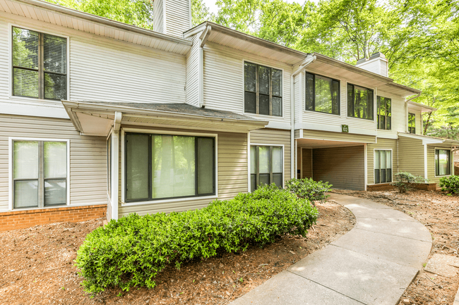 Woodlyn on the Green Apartment Homes in Cary, NC - Building Photo - Building Photo