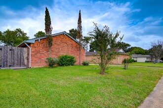 10007 Rustic Gate Rd in La Porte, TX - Building Photo - Building Photo