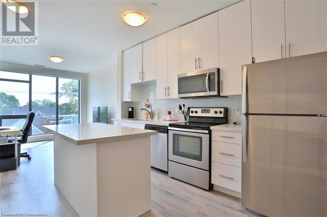 690 King St W