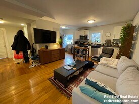 7 Riverside Pl in Cambridge, MA - Building Photo