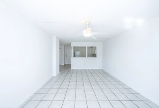 16950 W Dixie Hwy, Unit 320 in North Miami Beach, FL - Building Photo - Building Photo