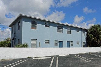 2012 A E Isaacs Ave in West Palm Beach, FL - Building Photo - Building Photo