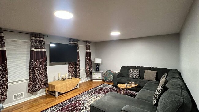 property at 2400 Lynnhurst Dr