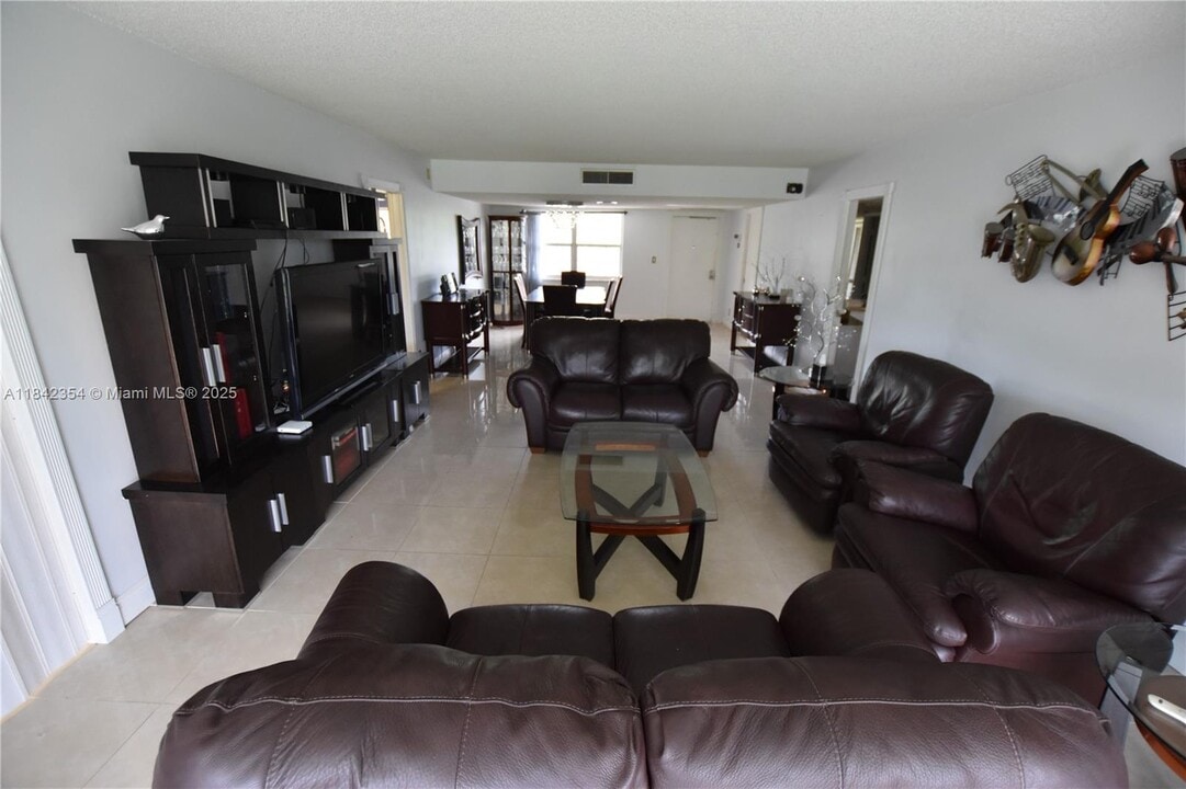 3800 Oaks Clubhouse Dr in Pompano Beach, FL - Building Photo