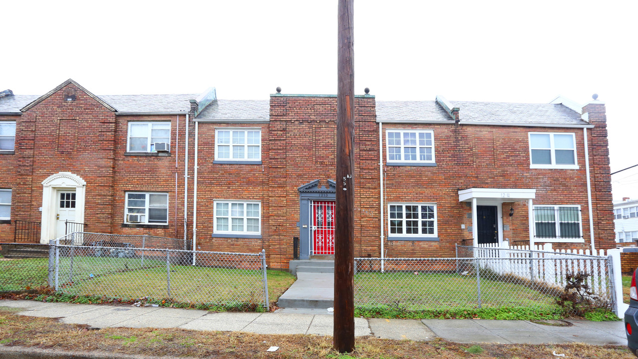 1213 Raum St NE in Washington, DC - Foto de edificio