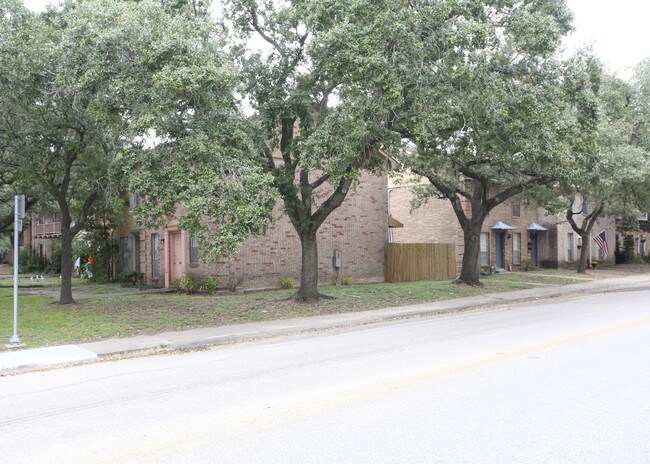 The Royal Oak Apartments in Alvin, TX - Building Photo - Building Photo