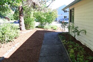 206 NE Powderhorn Dr in Corvallis, OR - Building Photo - Building Photo