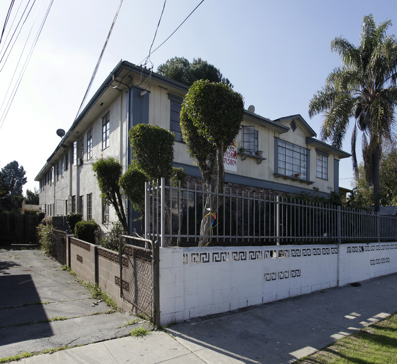 13560 Victory Blvd in Van Nuys, CA - Building Photo